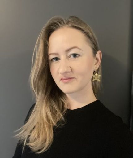Woman with blonde hair and gold Colombian earring